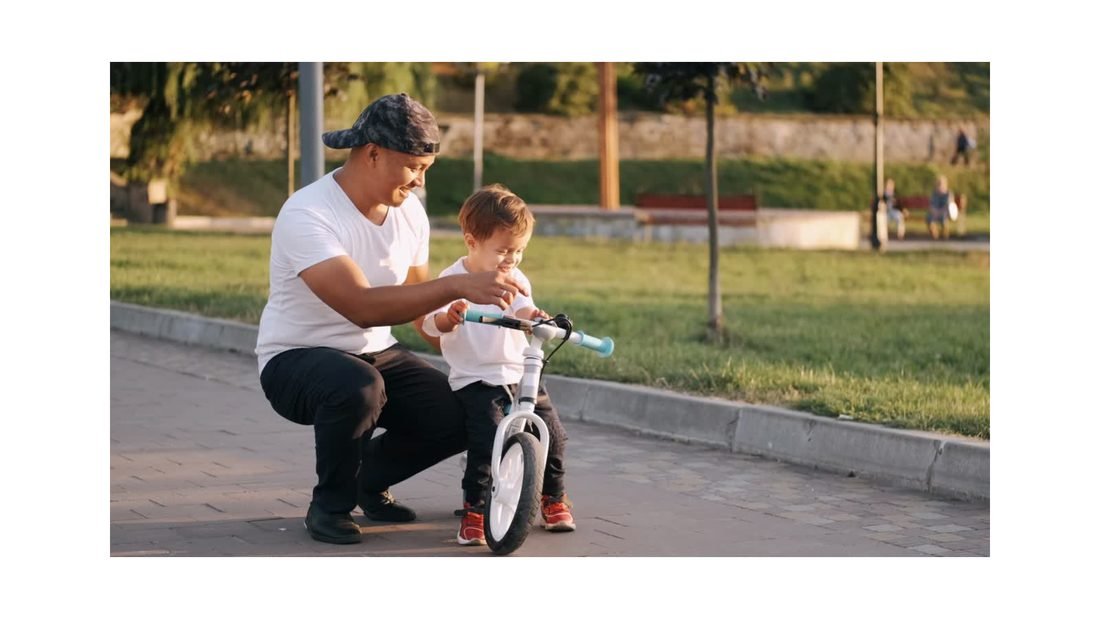 Padre enseñando a su hijo a andar en bicicleta en un parque